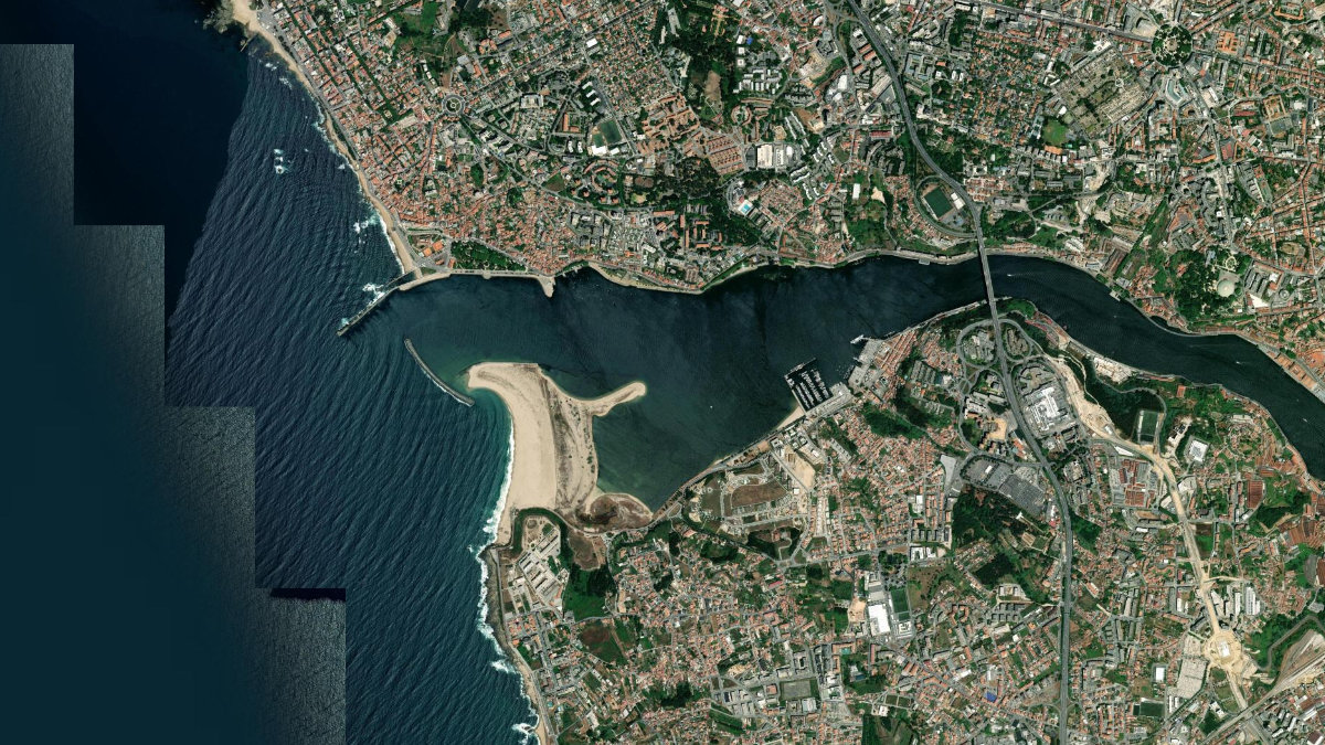 Satellite view of the Cabedelo sandspit at the mouth of the Douro near Porto