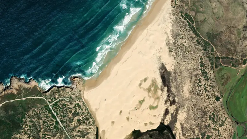 Kitesurfing at Bordeira