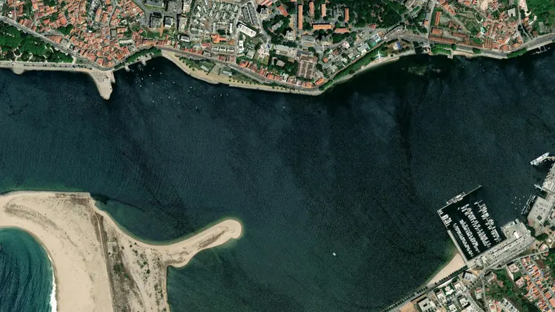Kitesurfing at Cabedelo Porto