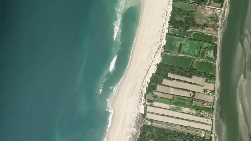Kitesurfing at Costa Nova