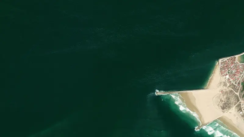 Kitesurfing at Cova do Vapor