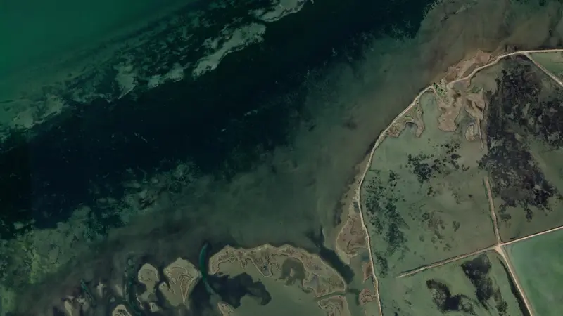 Kitesurfing at Delta de l'Ebre - El Trabucador