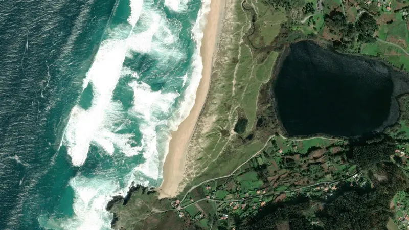 Kitesurfing at Doniños