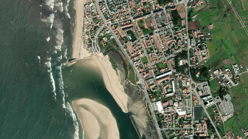 Kitesurfing at Esposende Lagoa