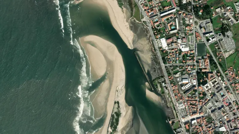 Kitesurfing at Esposende Praia