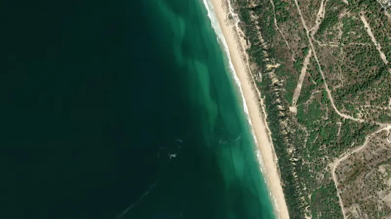 Kitesurfing at Fonte da Telha