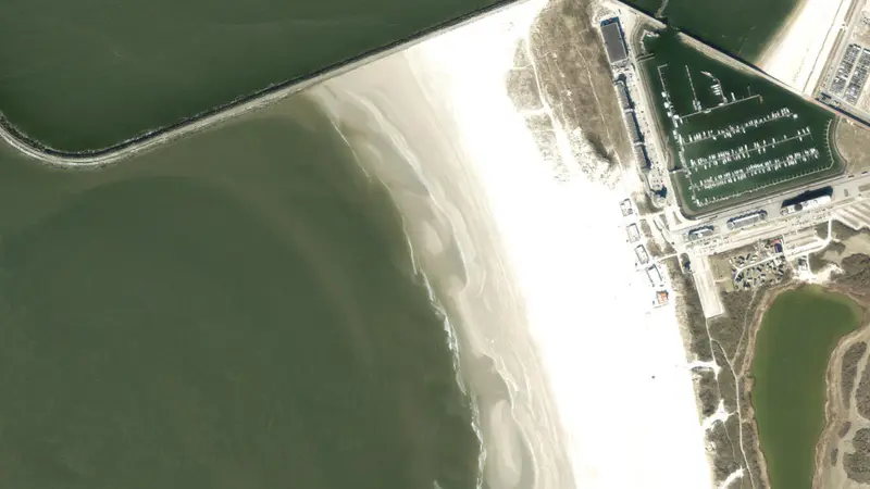 Kitesurfing at IJmuiden