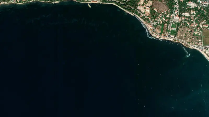 Kitesurfing at L'Almanarre