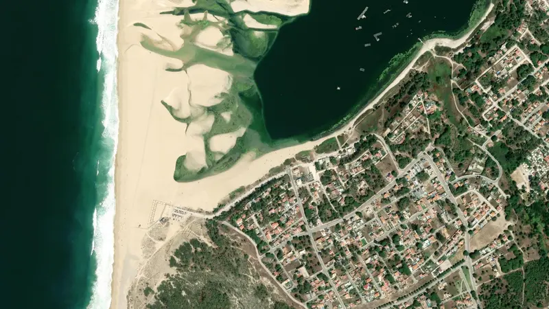 Kitesurfing at Lagoa de Albufeira