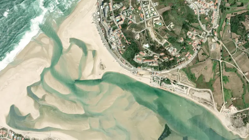 Kitesurfing at Lagoa de Obidos - Foz