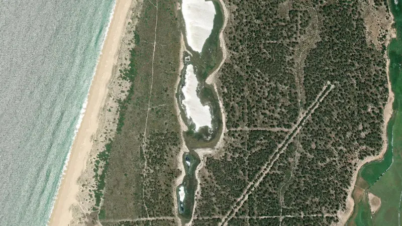 Kitesurfing at Lagoa de Santo André