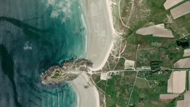 Kitesurfing at La Torche