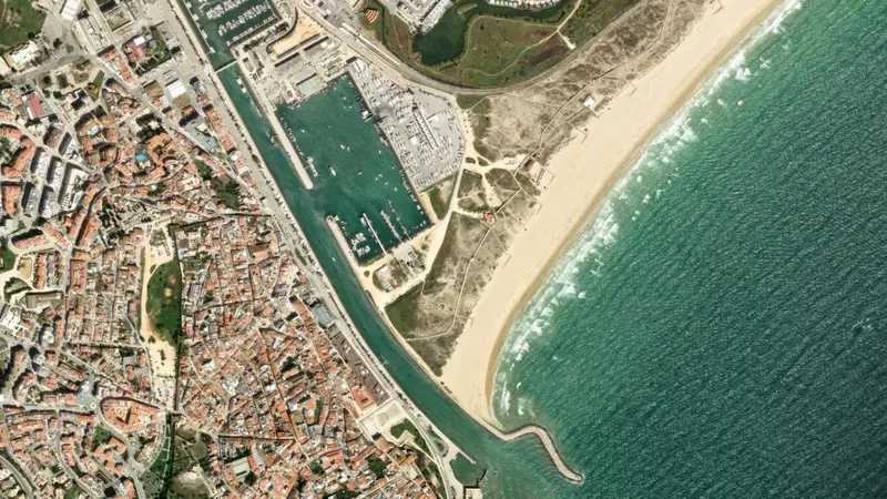 Kitesurfing at Meia Praia