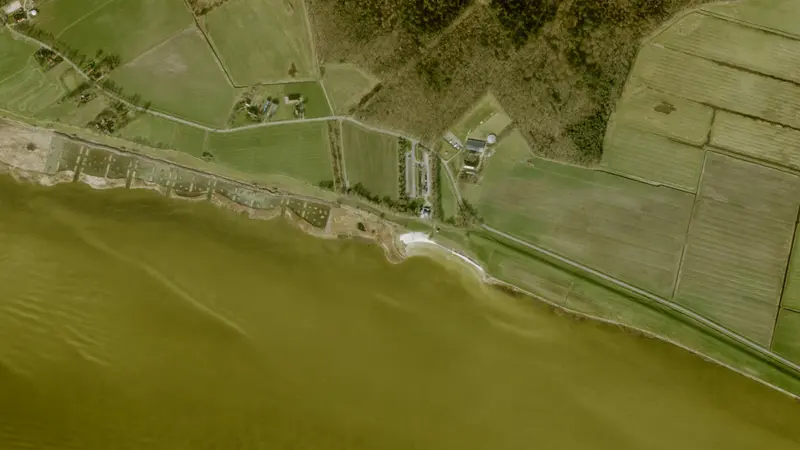 Kitesurfing at Mirns