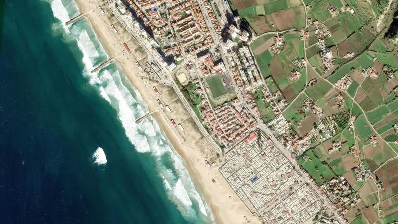 Kitesurfing at Praia da Rainha