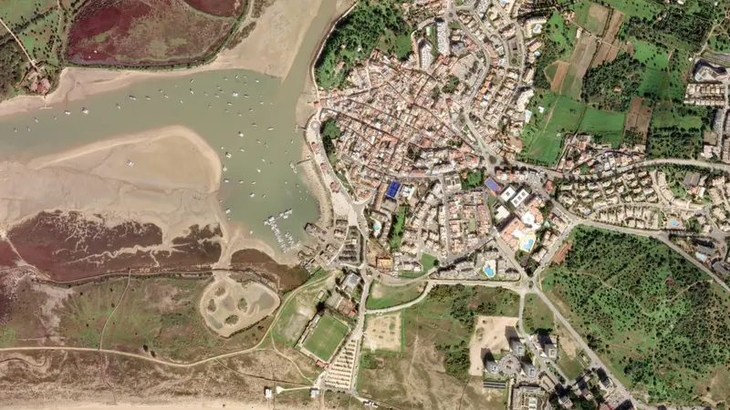 Kitesurfing at Praia de Alvor