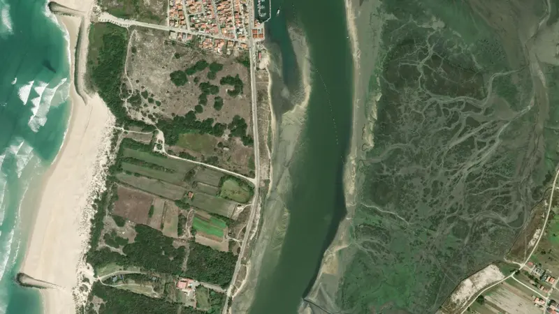 Kitesurfing at Ria de Aveiro Sul