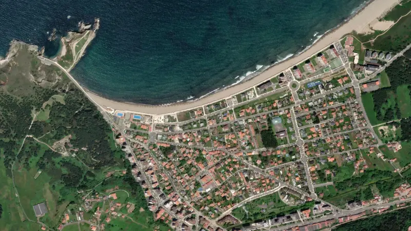 Kitesurfing at Salinas