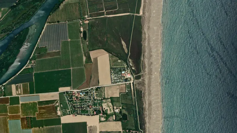 Kitesurfing at Sant Pere Pescador