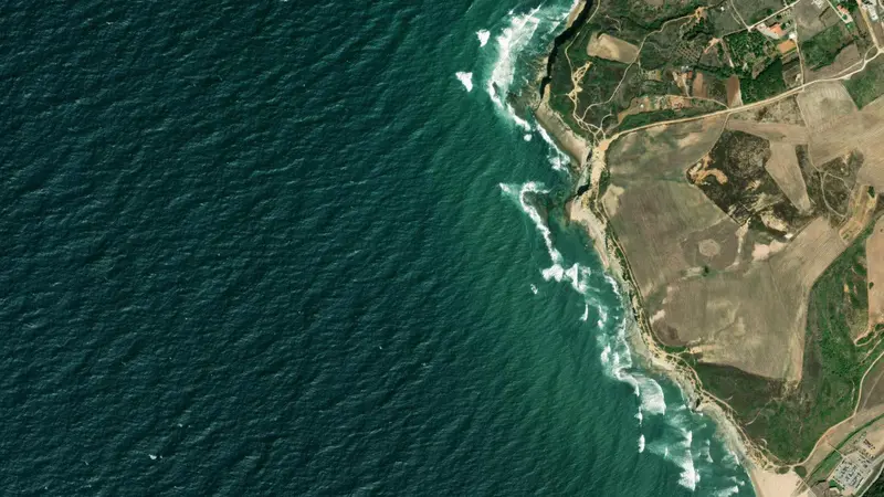 Kitesurfing at The Cave