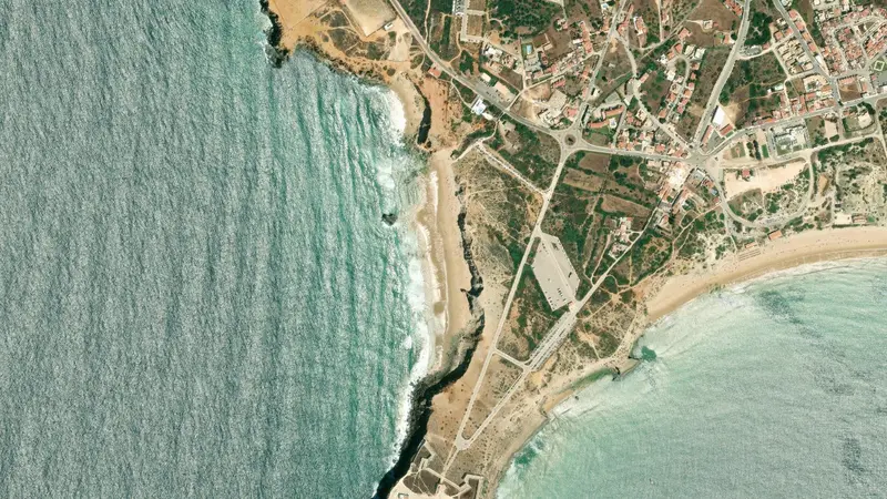 Kitesurfing at Tonel