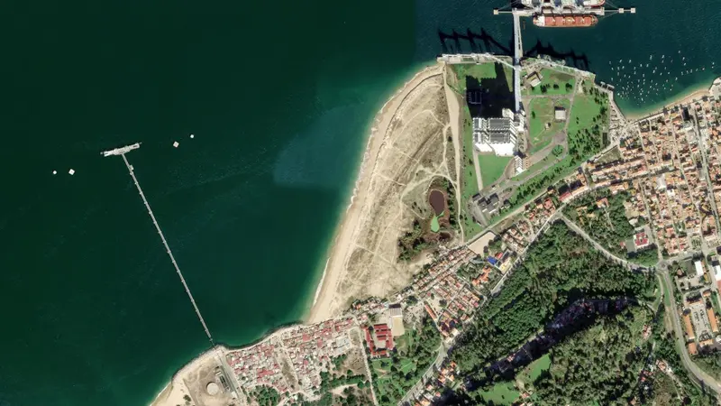 Kitesurfing at Trafaria Kitebeach
