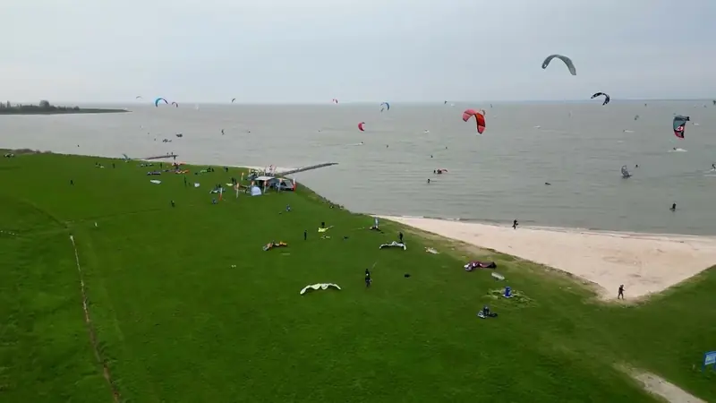 Kitesurfing at Schellinkhout